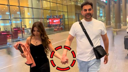 Скачать видео: Arbaaz Khan Spotted With Wife Sshura Khan Holding Her Throughout The Way On Airport