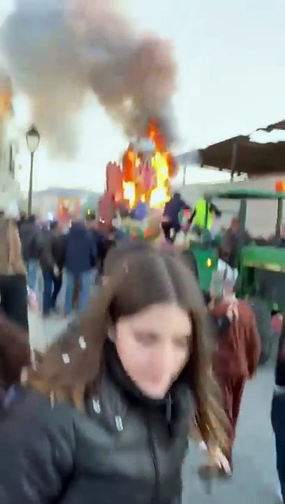 Carro alegórico de reis magos em Sevilha evacuado devido a incêndio