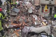 Esplosione e crollo di un palazzina in provincia di Roma, le macerie a Canale Monterano - Video