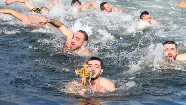 Haliç'te geleneksel haç çıkarma töreni