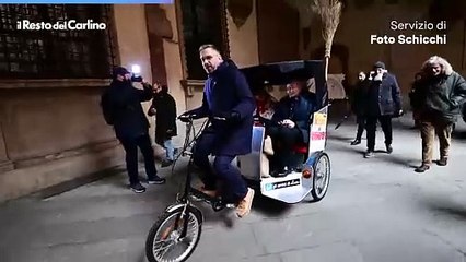 Il video del sindaco Lepore che porta in trishow il cardinale Zuppi e la Befana