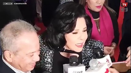 مزاح وضحك بين إسعاد يونس ومحمد محمود في العرض الخاص لفيلم «عصابة عظيمة»