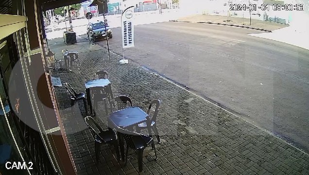 Câmera flagra ladrão furtando celular e dinheiro de veículo no Centro