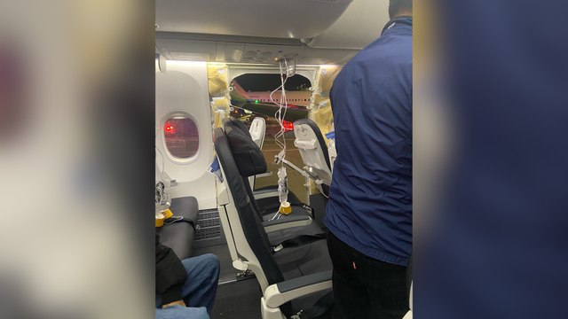La porte d'un avion d'Alaska Airlines se détache en plein vol