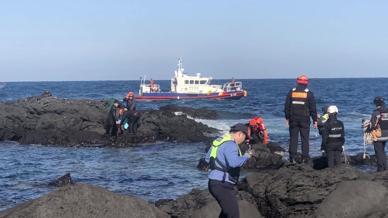제주에서 소형 레저 보트 뒤집혀...60대 구조 / YTN