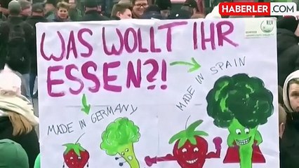 Başbakan yardımcısının feribottan inmesine izin vermediler! Almanya'da yüzlerce çiftçi hükümete karşı ayaklandı