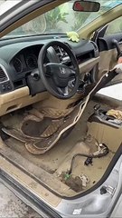 فيديو.. فك السيارة بالكامل من الداخل وغسلها