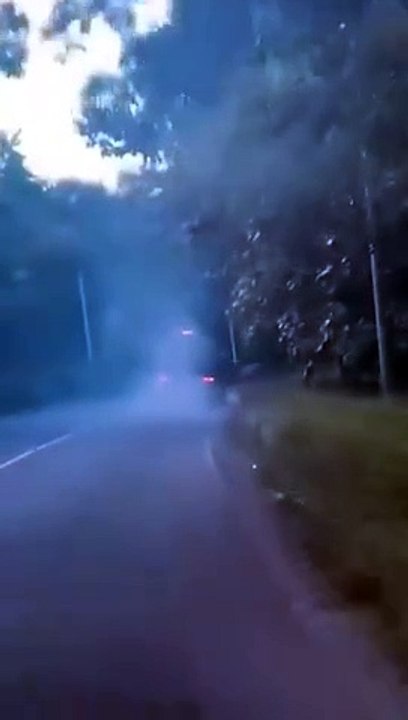 Captan cómo toman fuego las llantas de rastra