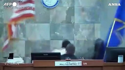 Usa, giudice aggredita da imputato durante il processo