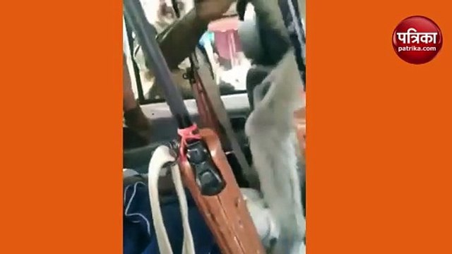 पुलिस वैन में घुसकर महिला सिपाहियों को किस करने लगा बंदर, वीडियो वायरल