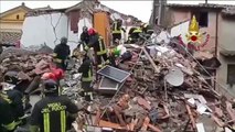 Esplosione a Canale Monterano, i vigili estraggono una persona viva dalle macerie