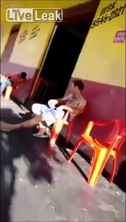 Cette femme vient récuperer son mari ivre de son bar au Brésil.. HILARANT