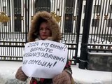 Жены и матери мобилизованных вышли в одиночные пикеты в центре Москвы