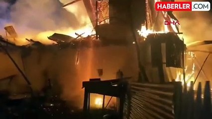 Karabük'te çıkan yangında 2 katlı ahşap ev alev alev yandı
