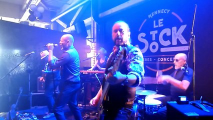 Madame Robert Derrière la porte