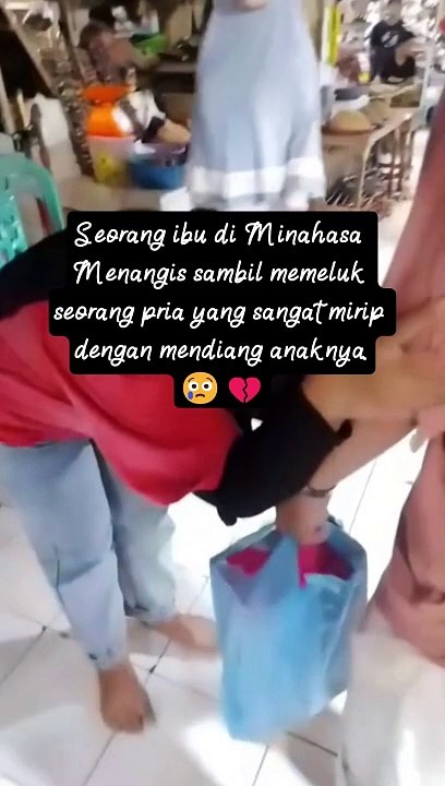 Seorang ibu di Minahasa Menangis sambil memeluk seorang pria yang sangat mirip dengan mendiang anaknya.