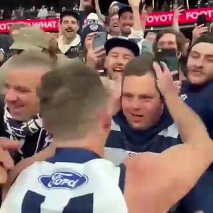 En Australie, ces joueurs fêtent leur victoire avec leur fan numéro 1 !