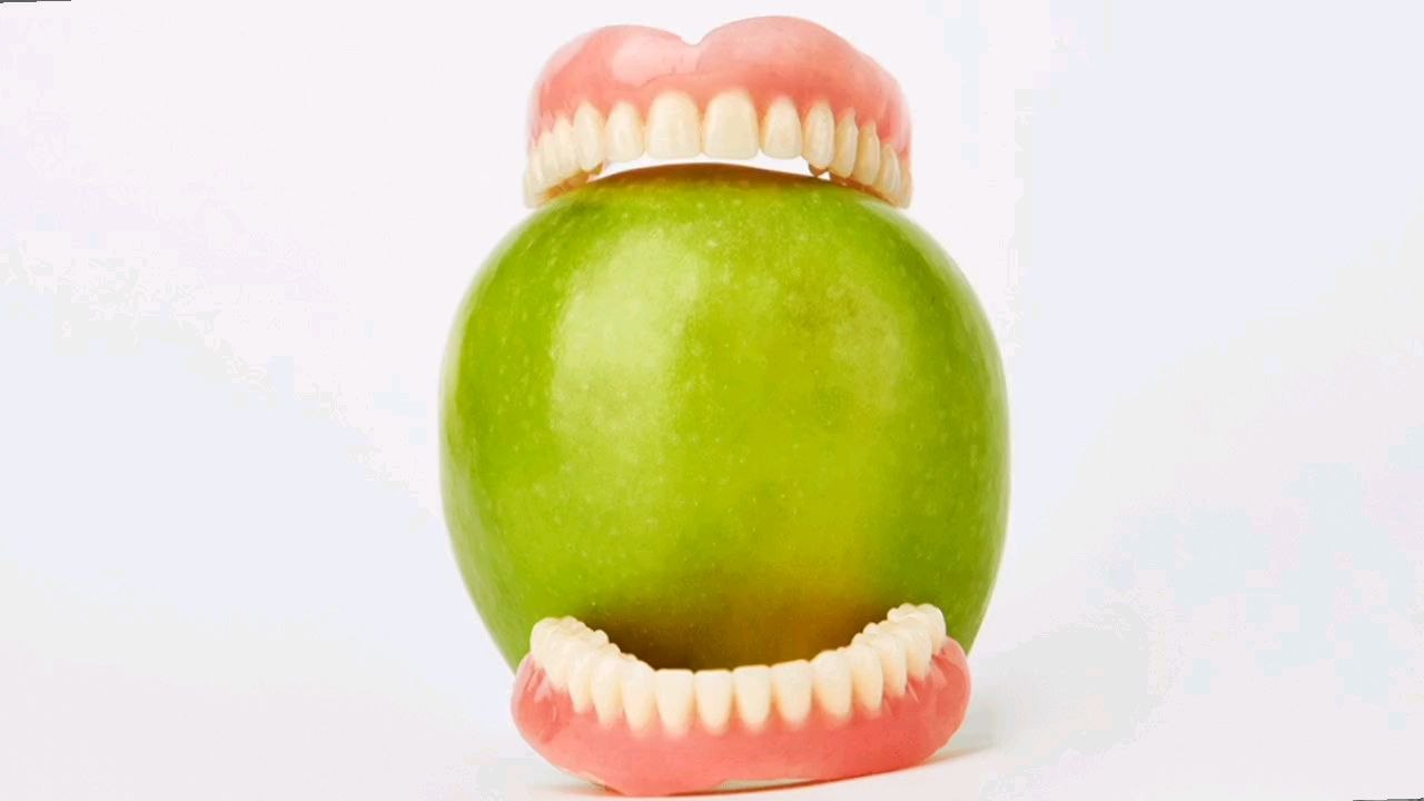 comment manger avec mon prothèse dentaire amovible  كيفية الأكل بطقم الأسنان حديث التركيب
