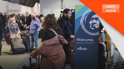 Penumpang beratur dapatkan tiket selepas penerbangan terpaksa dibatalkan