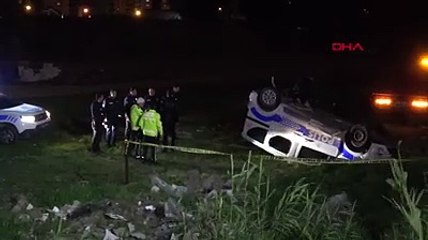 Polis aracı, yol kenarındaki arsaya devrildi; 3 yaralı