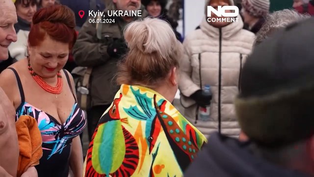 شاهد: الأوكرانيون يتحدون الصقيع ويغطسون في نهر دنيبرو المتجمد احتفالاً بعيد الغطاس