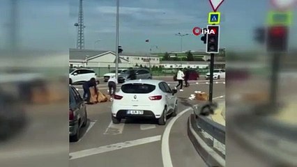 Bursa’da sürücüler yere dökülen malzeme için seferber oldu