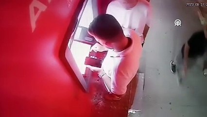 ATM'ye sahte dolar yatıranlardan 4 kişi yakalandı.