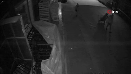 Bursa'da dükkan önünden koltuk çalan hırsızlar kamerada