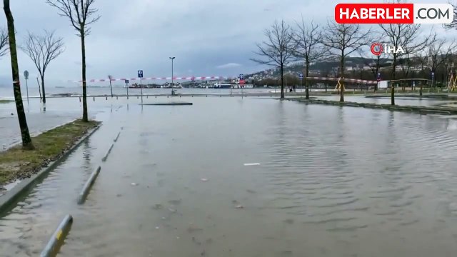 Kocaeli'de deniz taştı, sahil bandı suyla doldu