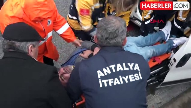Antalya'da özel halk otobüsü ile hafif ticari araç çarpıştı