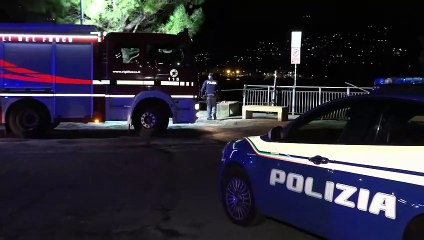 Tải video: Como, auto finisce nel lago: due morti. Polizia e Vigili del fuoco sul luogo dell'incidente