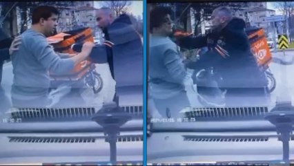 İstanbul'da motokurye ile kendisini uyaran otomobil sürücüsünün kavgası kamerada