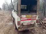 वन कर्मचारियों को बंधक बनाया, मारपीट कर गाड़ी में तोड़फोड़ की-video