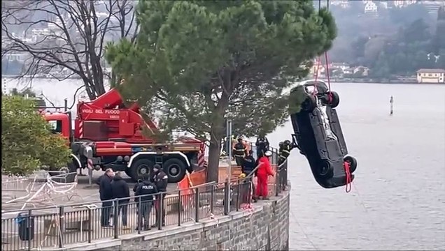 Como, auto finisce nel lago: due morti. Il recupero della vettura