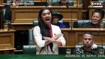 Nuova Zelanda, giovane deputata porta la Haka in Parlamento