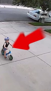 Ce propriétaire crée un parcours spécial devant sa maison pour un jeune cycliste