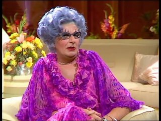 Télécharger la video: An Audience with Dame Edna Everage (1980) - LWT Comedy - Barry Humphries