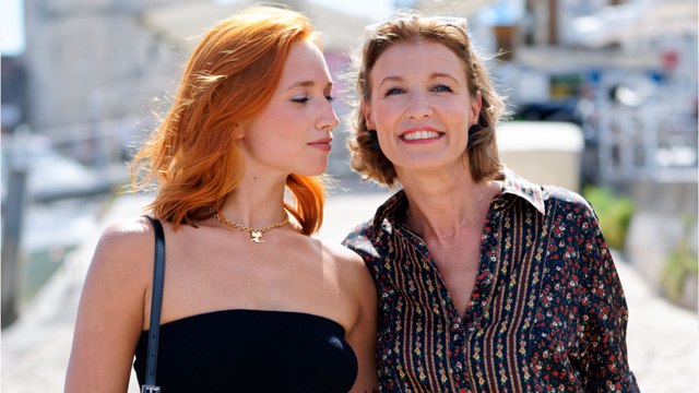 VOICI : Lâche cette bouteille ! : Alexandra Lamy partage une vidéo hilarante avec sa fille Chloé Jouannet (1)
