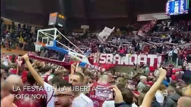 Libertas, invasione di campo dei tifosi per la vittoria nel derby