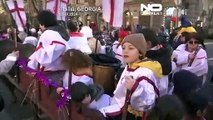 شاهد: وسط احتفالات صاخبة وترانيم.. جورجيا تحيي عيد الميلاد بمواكب 