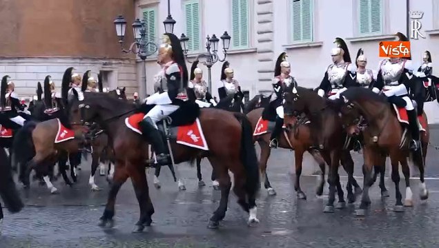 Mattarella al cambio della guardia solenne del Reggimento dei Corazzieri sulla piazza del Quirinale