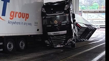 Il mare in burrasca investe un traghetto partito da Messina e fa ribaltare alcuni camion