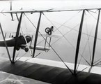 Gladys Ingle, piloto de avião, subindo em um avião para trocar o pneu com defeito de outra aeronave no ar. 1926!