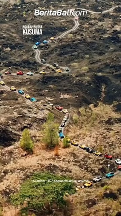 Antrian mobil jeep di Black Lava Kintamani 