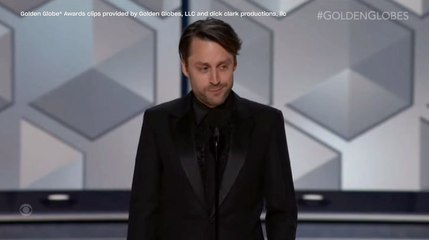 Kieran Culkin jokes with Pedro Pascal at the Golden Globes