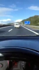 Renault Clio destruído circula na autoestrada