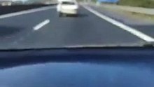 Renault Clio destruído circula na autoestrada