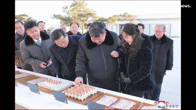 وسط نقص الغذاء في كوريا الشمالية.. كيم يزور مزرعة دواجن برفقة ابنته ويدعو لزيادة الإنتاج