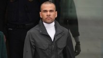 Dani Alves sale muy serio de la cárcel tras pagar la fianza de un millón euros