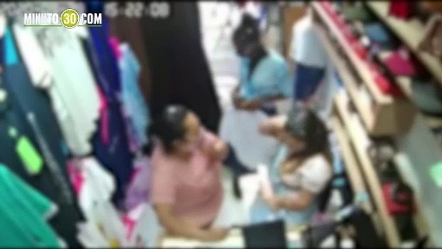 Qué vivas Mientras una distrae a la vendedora la otra esconde prendas para robárselas